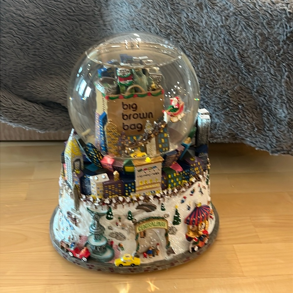Vintage Bloomingdale’s snow globe from 2001, NYC